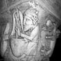 Saint-Pierre-Le-Moûtier : L'un des merveilleux chapiteaux de la crypte de l'église Saint-Pierre. Comme les piliers romans qui les supportent, ils ont été sculptés au deuxième quart du XIIe siècle.Dans le style de l'École de Cluny, ils ont été réalisés pro